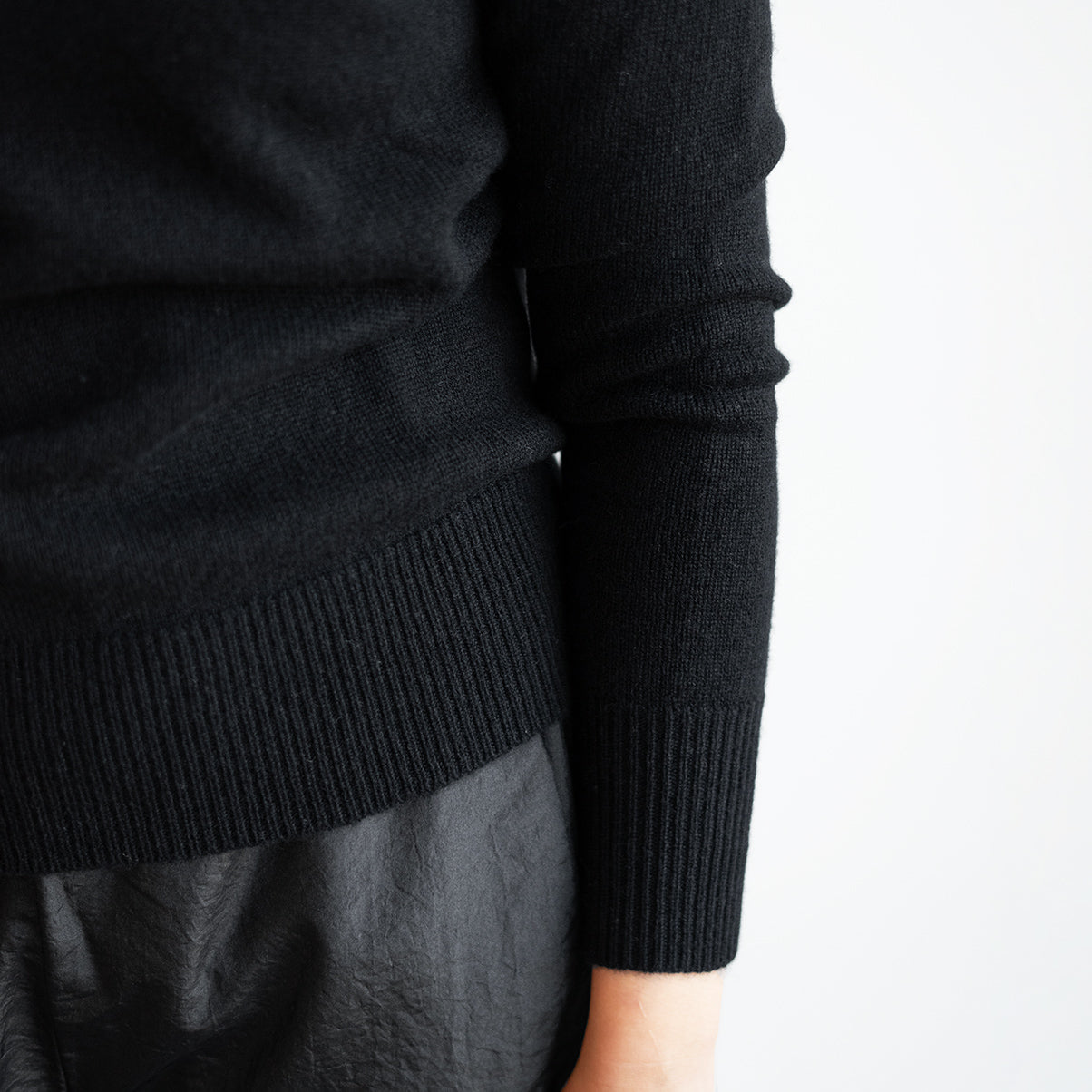 Maisie Cashmere Pullover in Black