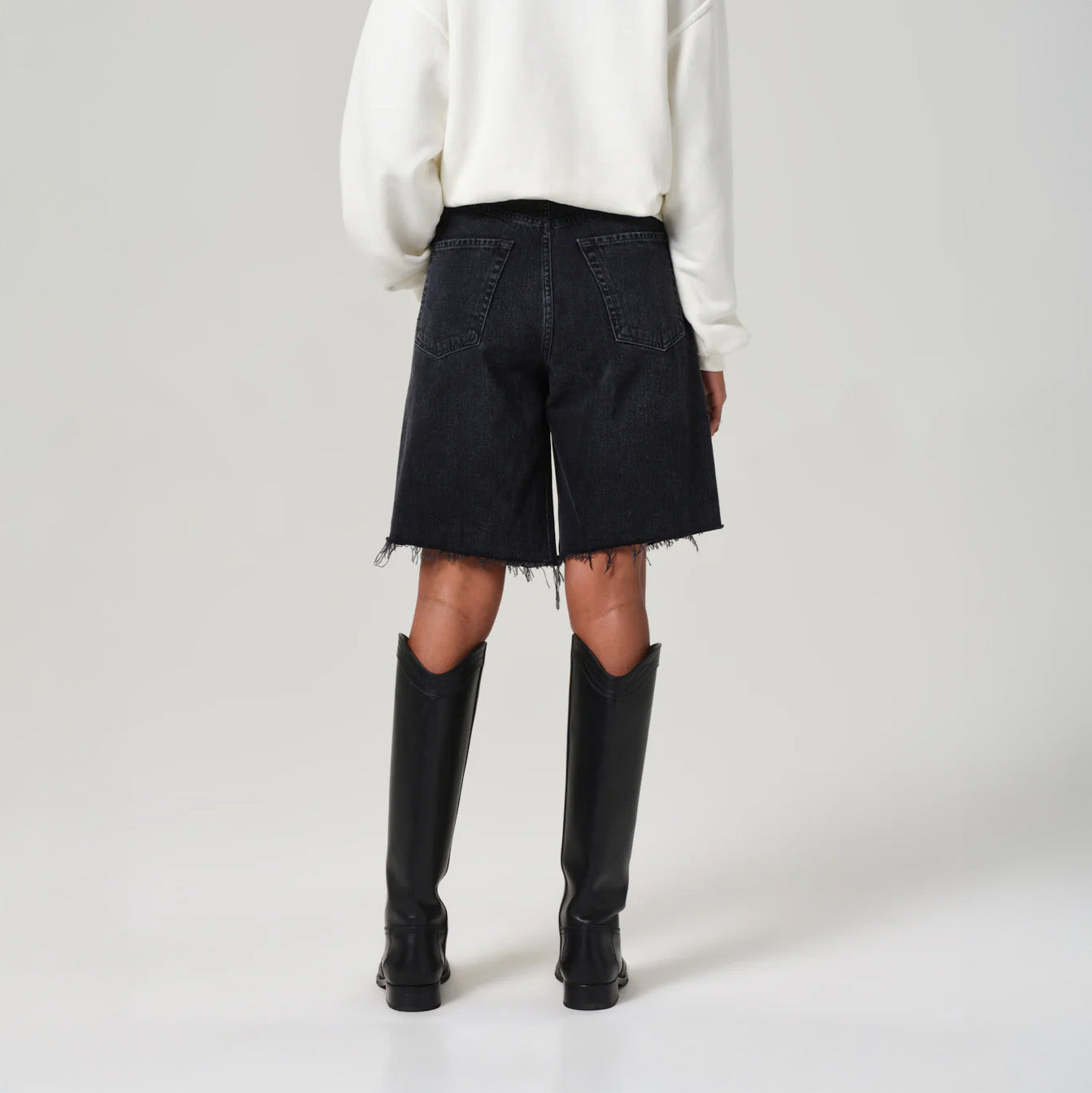 Ayla Short in Voila