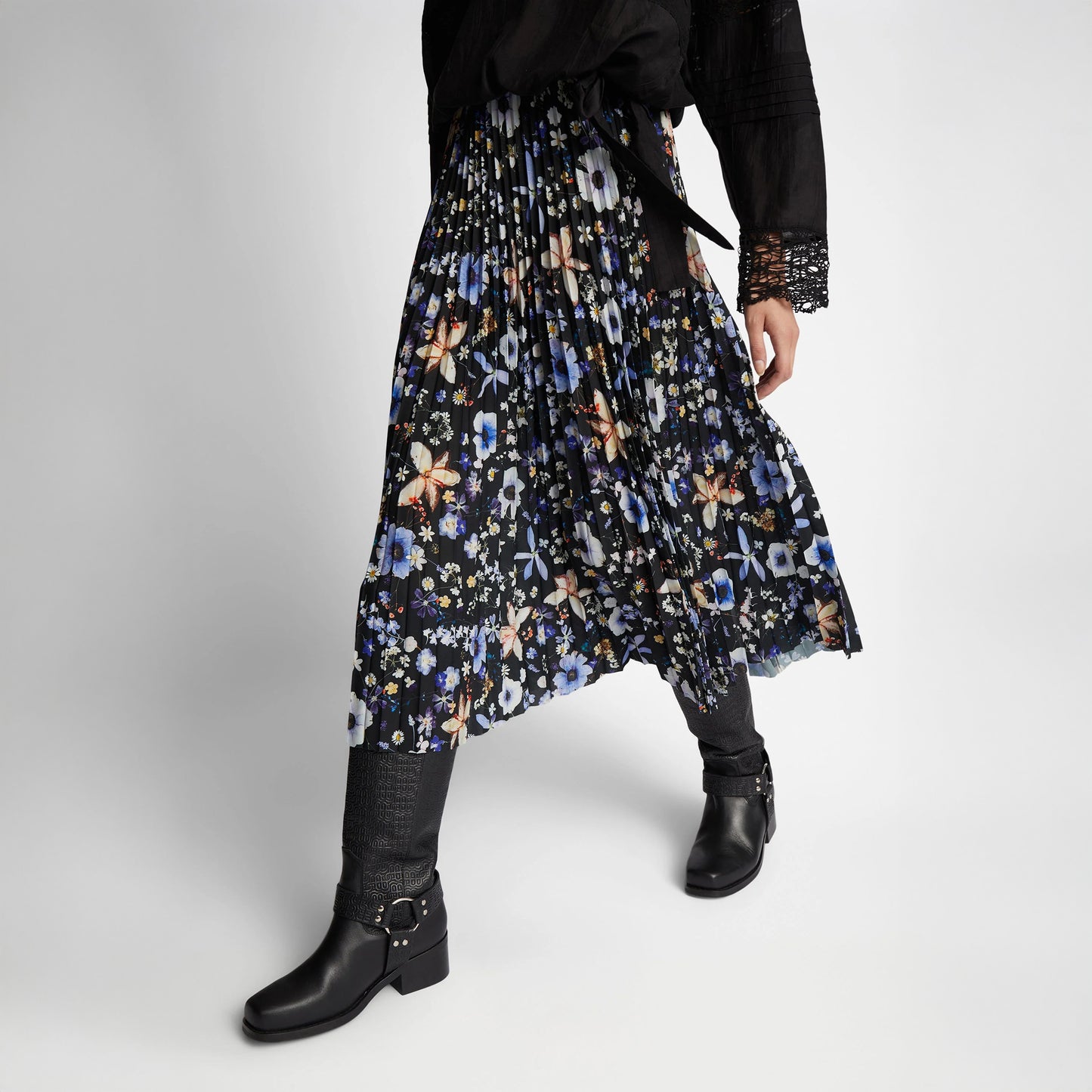 Charming Skirt in Black Floral
