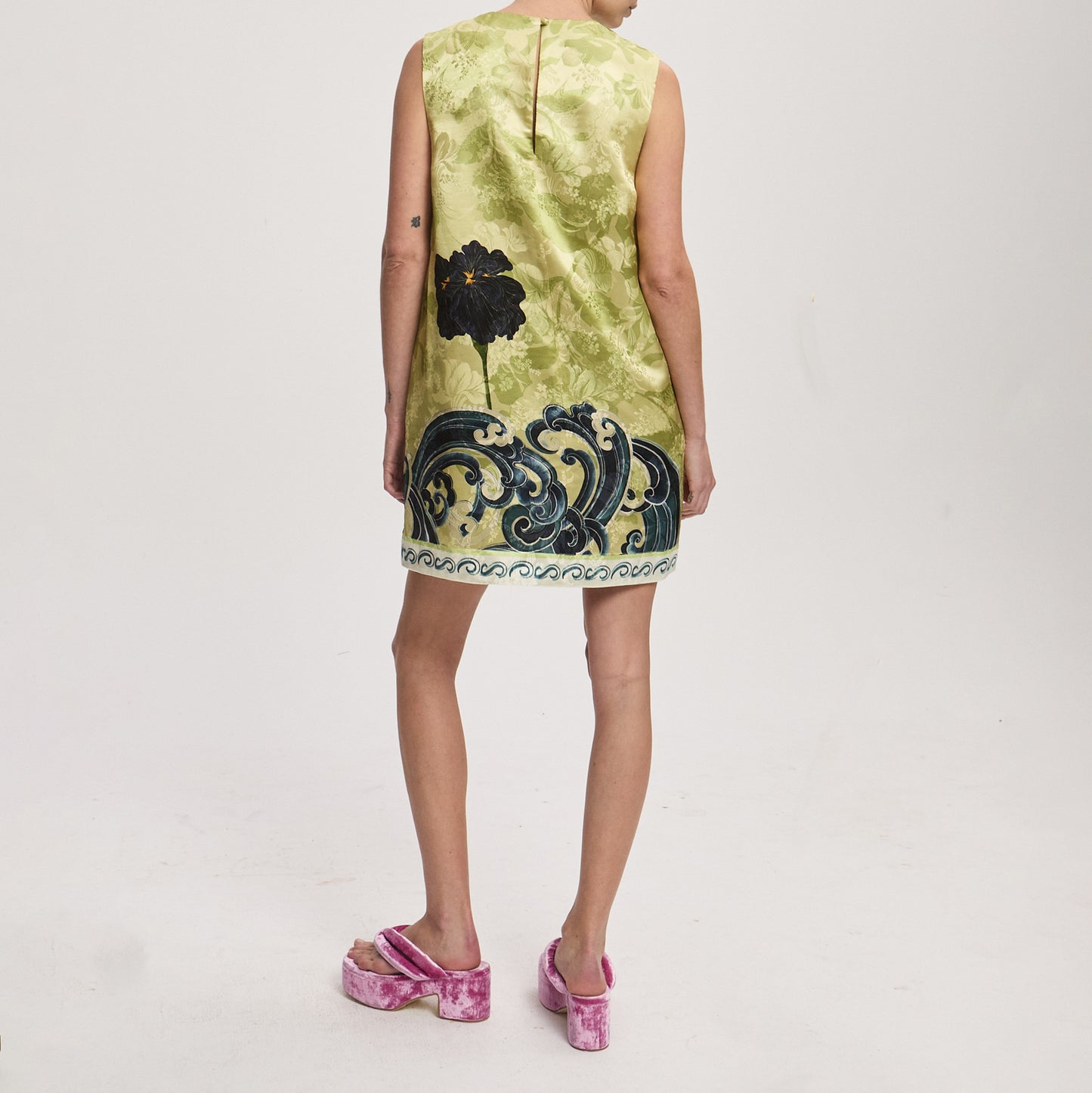 Crew neckline with a button closure at the back and a straight silhouette Fabric: 58% viscose, 42% silk Length: 36" . 5410D
