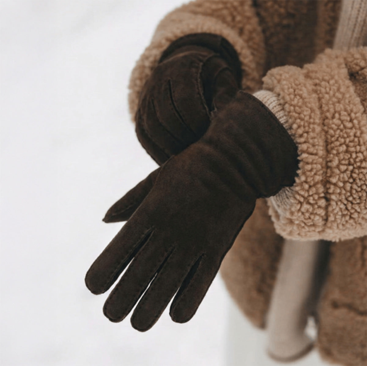 Denise Glove in Moka