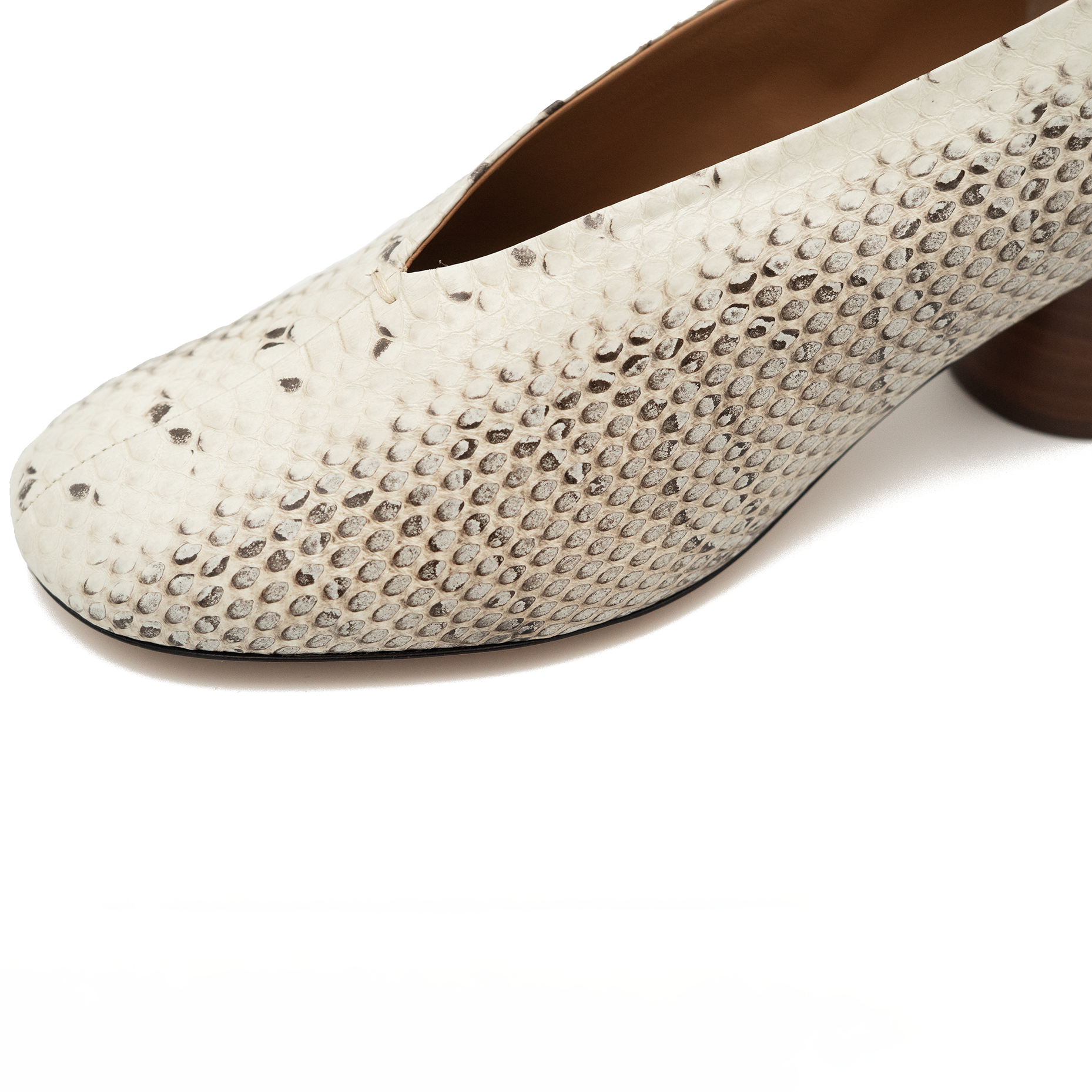 Glove Pump in Roccia Leather