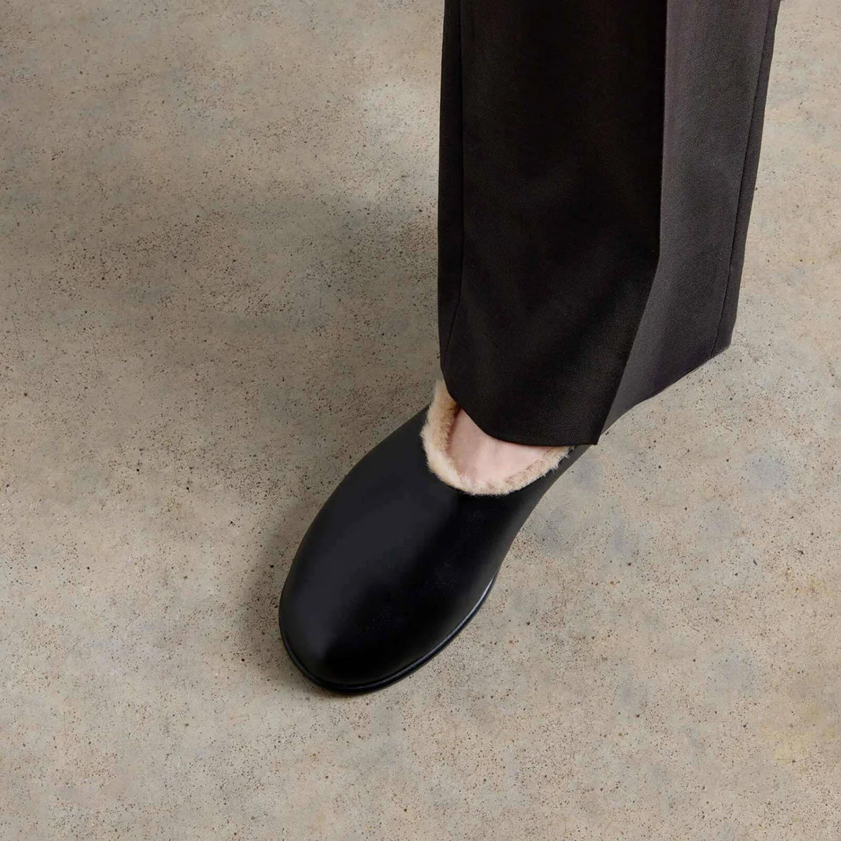 Slipper Shoe in Black with Shearling
