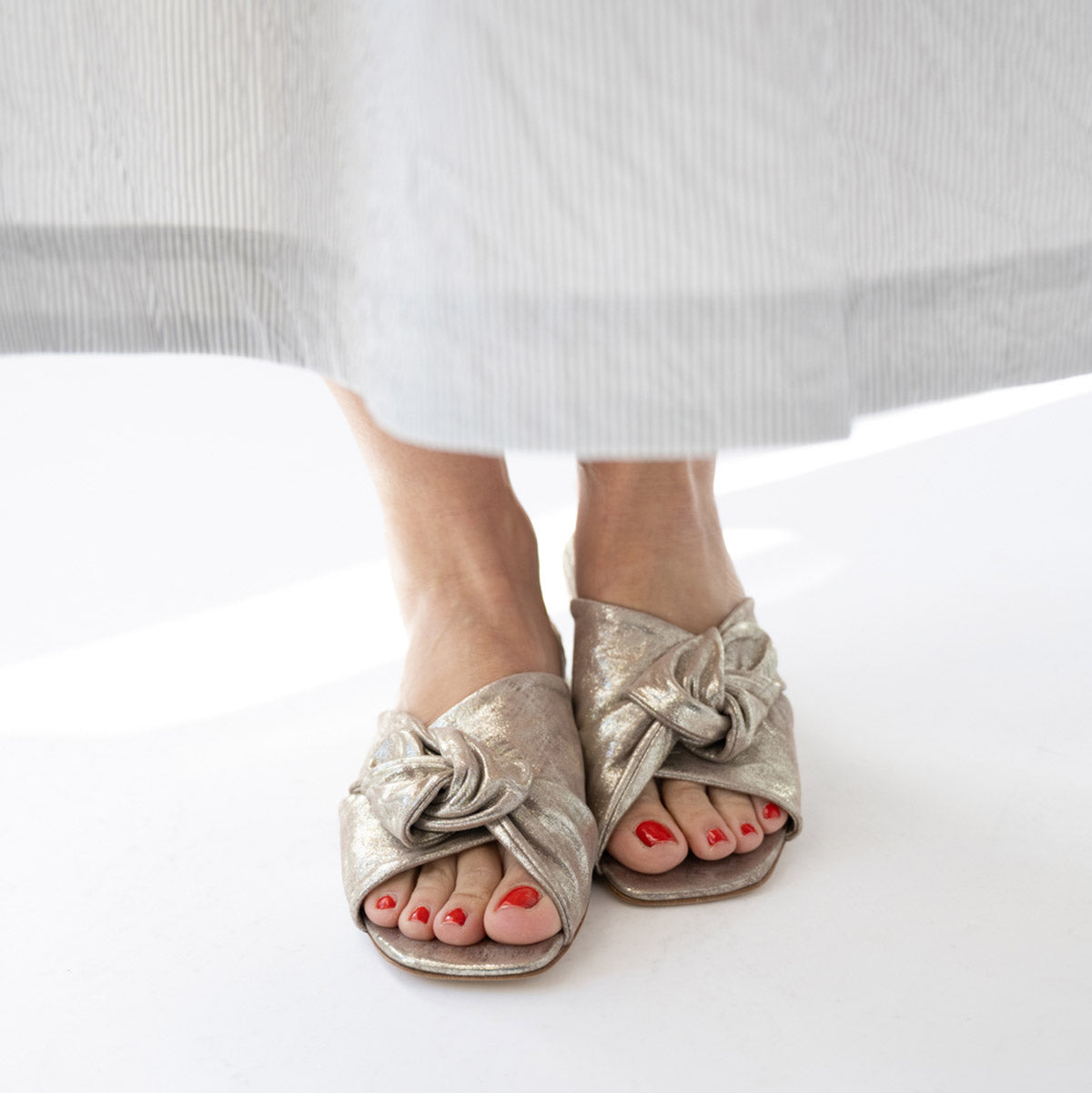 Suki Flat Sandal in Platino