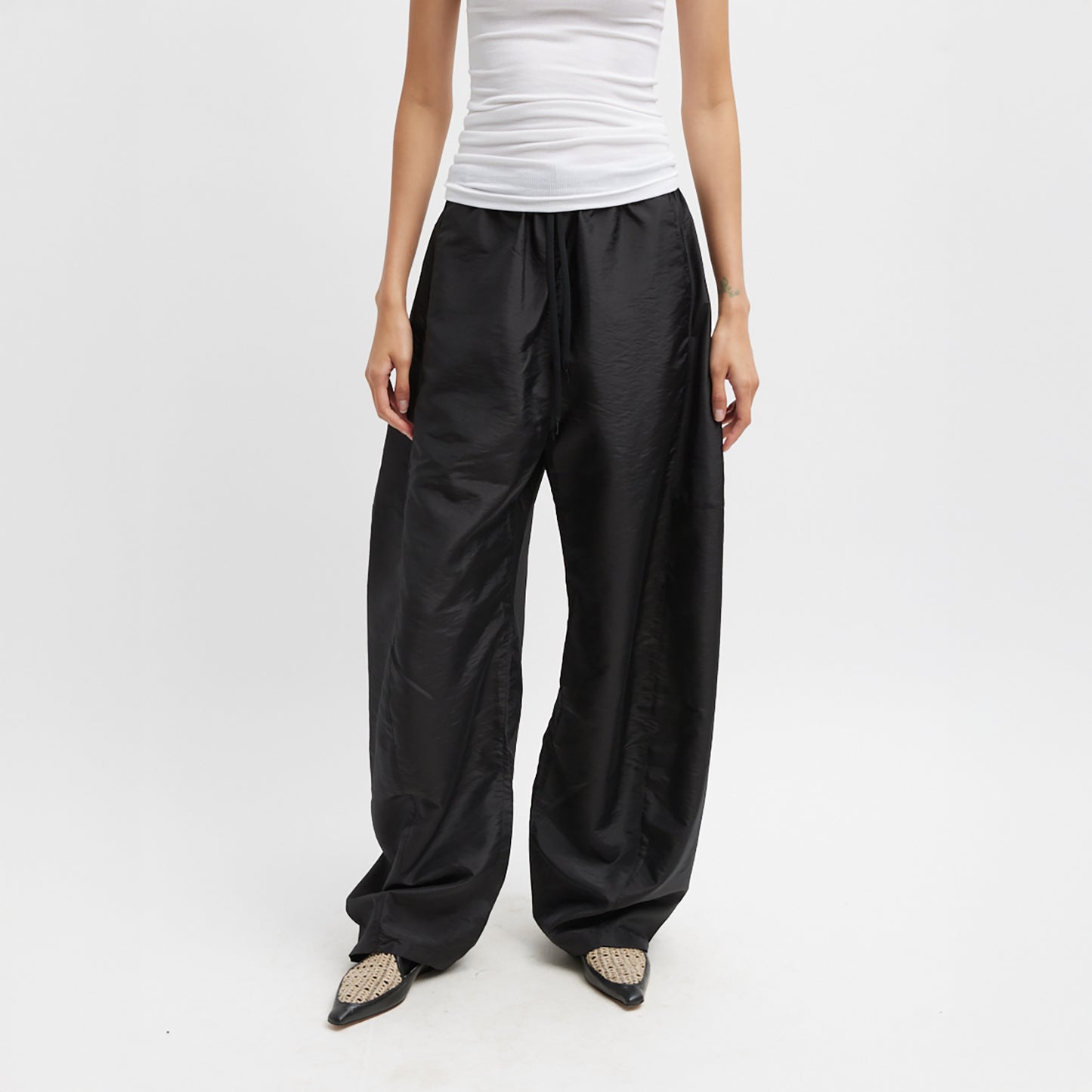 FUNDAMENTAL pull on pant with hem snaps Crispy nylon: 55% polyamide, 45% polyester Inseam: 26.75" Front rise: 15.5" (size M) Hips: 44.5" (size M) T000NN3345-BLK
