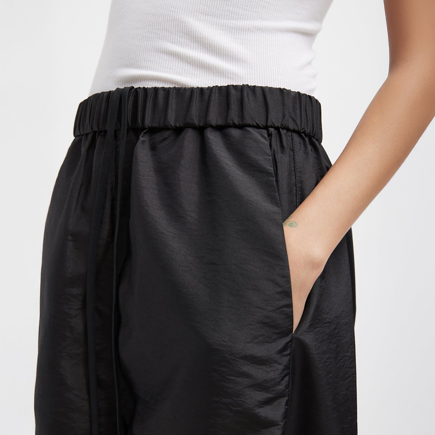 FUNDAMENTAL pull on pant with hem snaps Crispy nylon: 55% polyamide, 45% polyester Inseam: 26.75" Front rise: 15.5" (size M) Hips: 44.5" (size M) T000NN3345-BLK