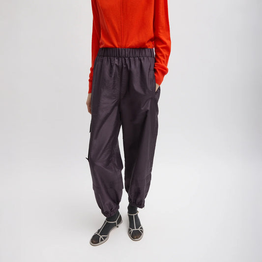 FUNDAMENTAL pull on pant with cargo pockets, side zippers and shin flap Crispy nylon: 55% polyamide, 45% polyester Inseam: 24.5" Front rise: 14.5" (size M) Hip: 44" (size M) Regular length T000NN3369
