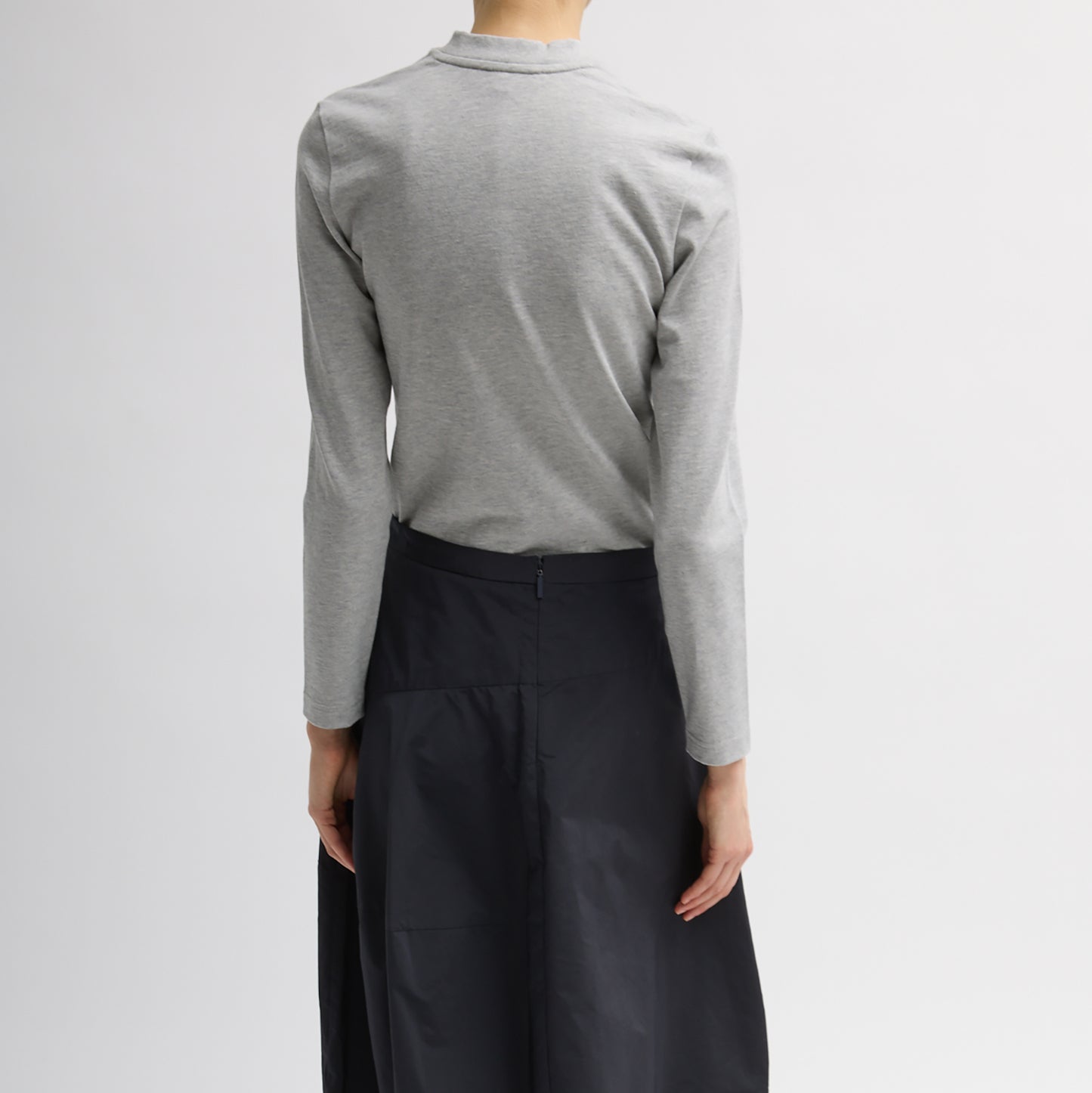 Perfectly shrunken long sleeve tee with a neckline in a classic v-shape, but with the tighter circumference of a crewneck. Fabric composition: 100% cotton Bust measurement: 32" (size small) Body length: 15.8" (size small) We suggest going up a size in thi