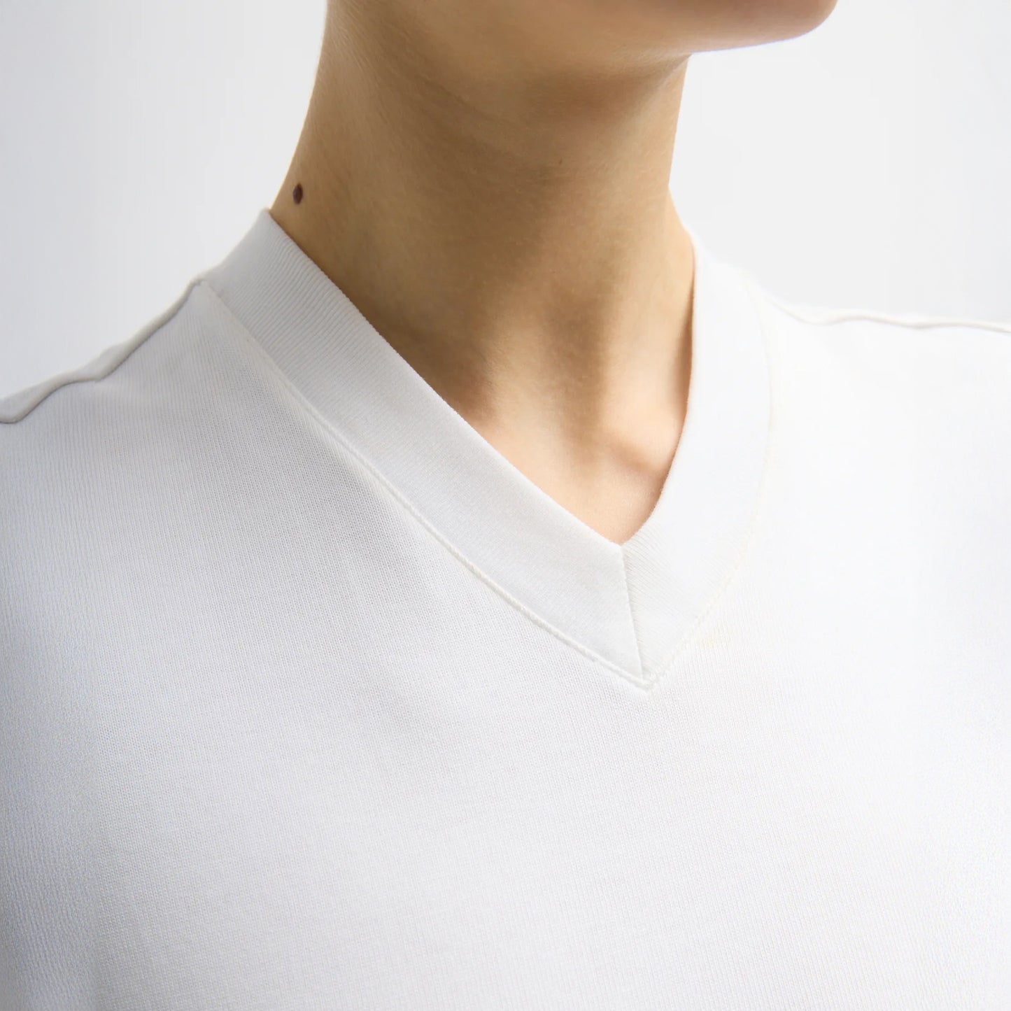 Perfectly shrunken long sleeve tee with a neckline in a classic v-shape, but with the tighter circumference of a crewneck. Fabric: 100% cotton T000PS7818