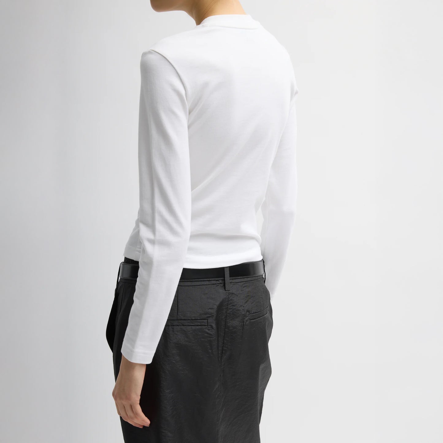 Perfectly shrunken long sleeve tee with a neckline in a classic v-shape, but with the tighter circumference of a crewneck. Fabric: 100% cotton T000PS7818
