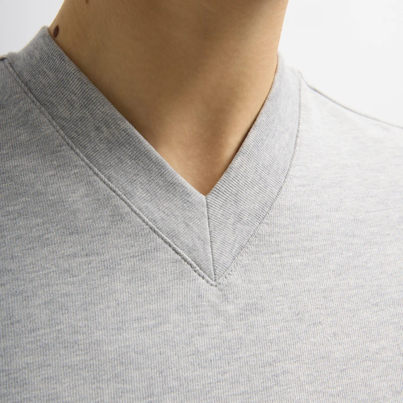 Perfectly shrunken long sleeve tee with a neckline in a classic v-shape, but with the tighter circumference of a crewneck. Fabric composition: 100% cotton Bust measurement: 32" (size small) Body length: 15.8" (size small) We suggest going up a size in thi