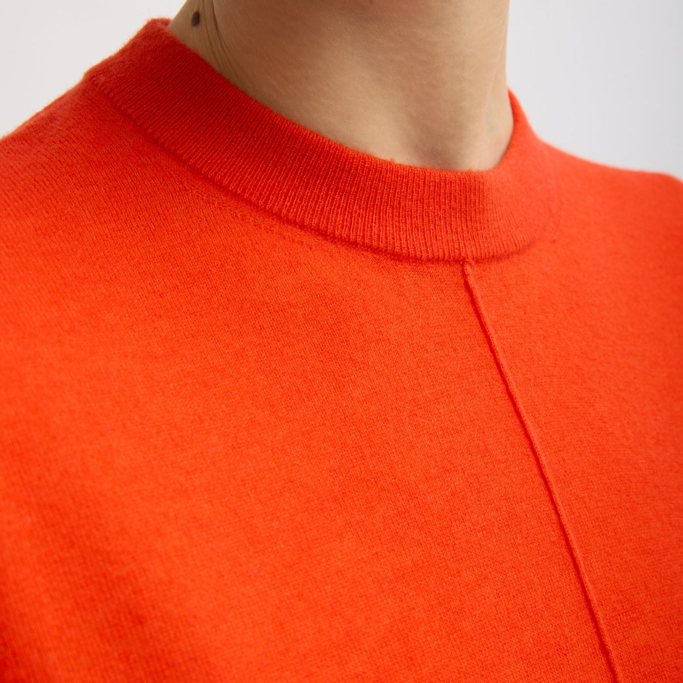 Crewneck sweater with front and back center seam details. Ribbing at neckline, cuffs and hemline. Mercerized Wool: 60% wool, 40% polyamide T000SM6528