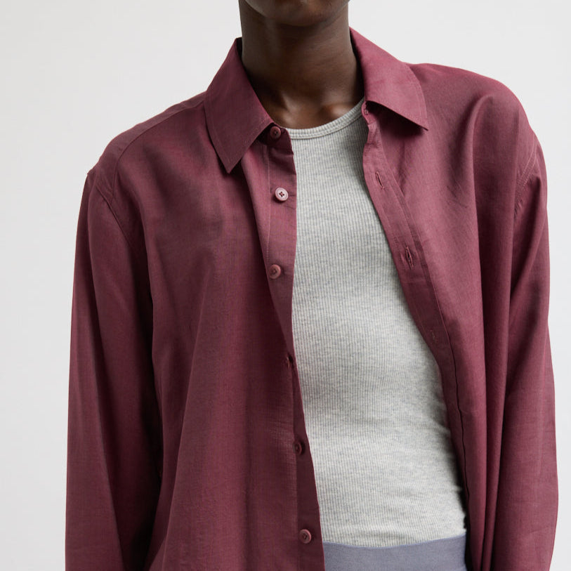 Menswear inspired cut with a modern slim fit. Buttons all the way up. Voile fabric: 84% lyocell, 16% silk Length: 27" Chest: 46" (size S) Relaxed fit. For a more traditional fit we suggest going down a size. U125VS7683