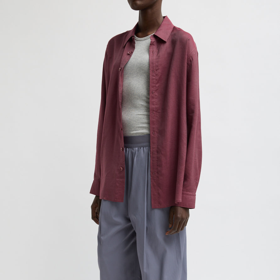 Menswear inspired cut with a modern slim fit. Buttons all the way up. Voile fabric: 84% lyocell, 16% silk Length: 27" Chest: 46" (size S) Relaxed fit. For a more traditional fit we suggest going down a size. U125VS7683