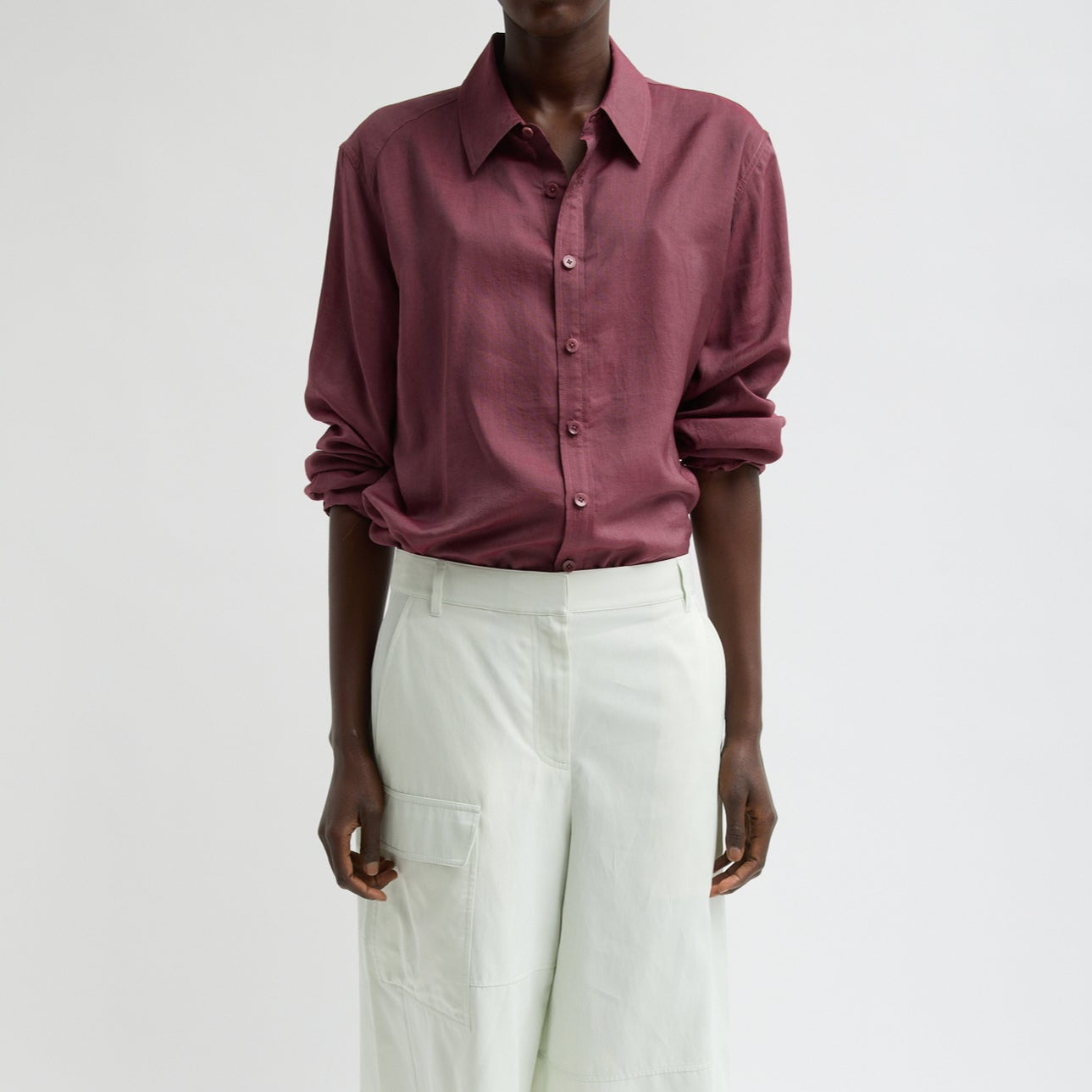 Menswear inspired cut with a modern slim fit. Buttons all the way up. Voile fabric: 84% lyocell, 16% silk Length: 27" Chest: 46" (size S) Relaxed fit. For a more traditional fit we suggest going down a size. U125VS7683