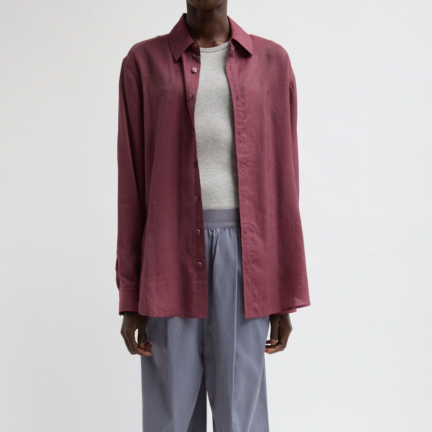 Menswear inspired cut with a modern slim fit. Buttons all the way up. Voile fabric: 84% lyocell, 16% silk Length: 27" Chest: 46" (size S) Relaxed fit. For a more traditional fit we suggest going down a size. U125VS7683