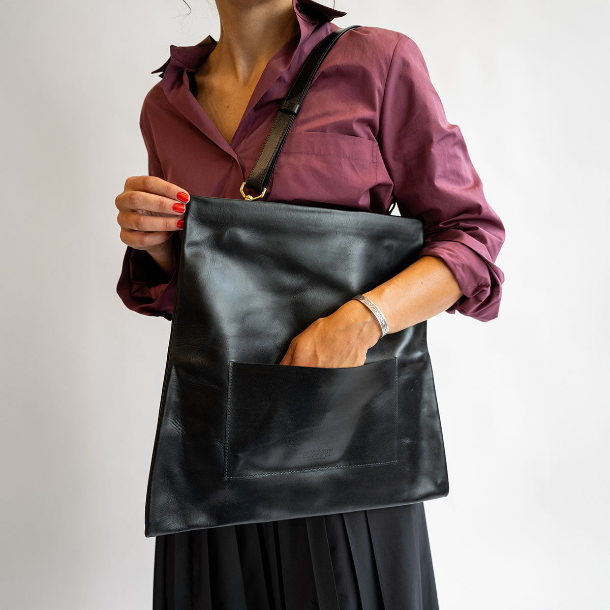Verani XL Clutch in Black