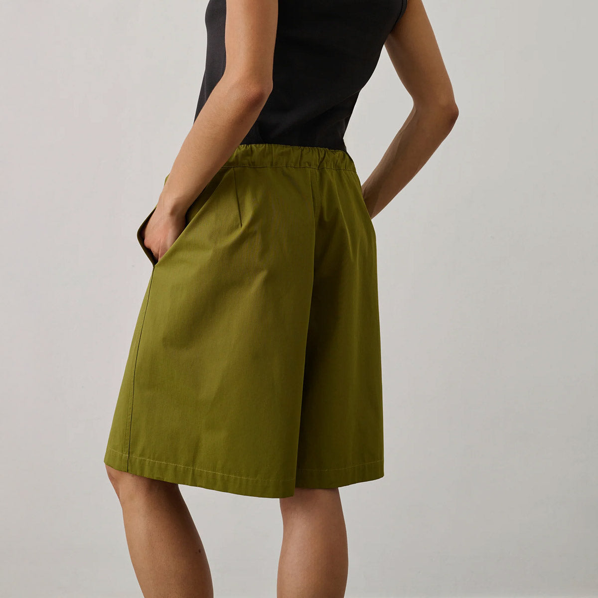 Izia Short in Vert Olive