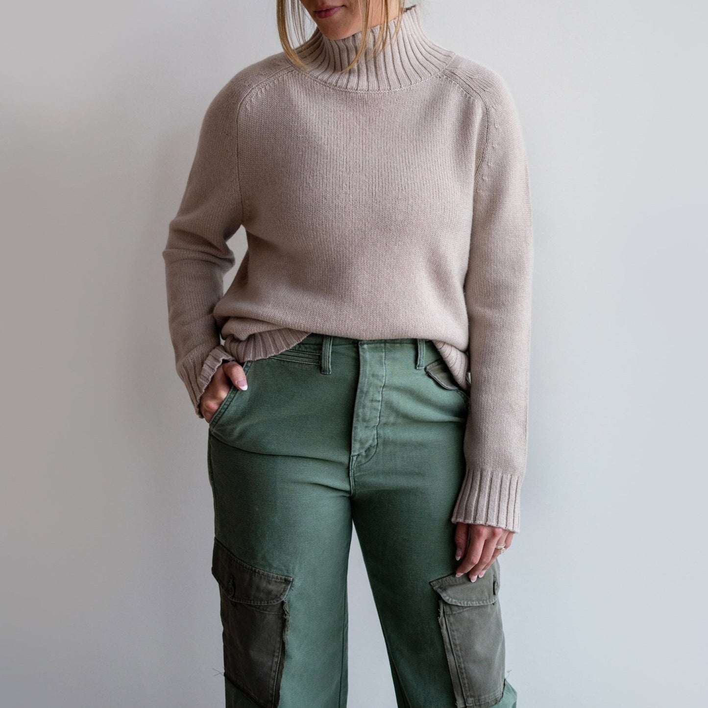 Rib Trim Cashmere Turtleneck in Sabbia