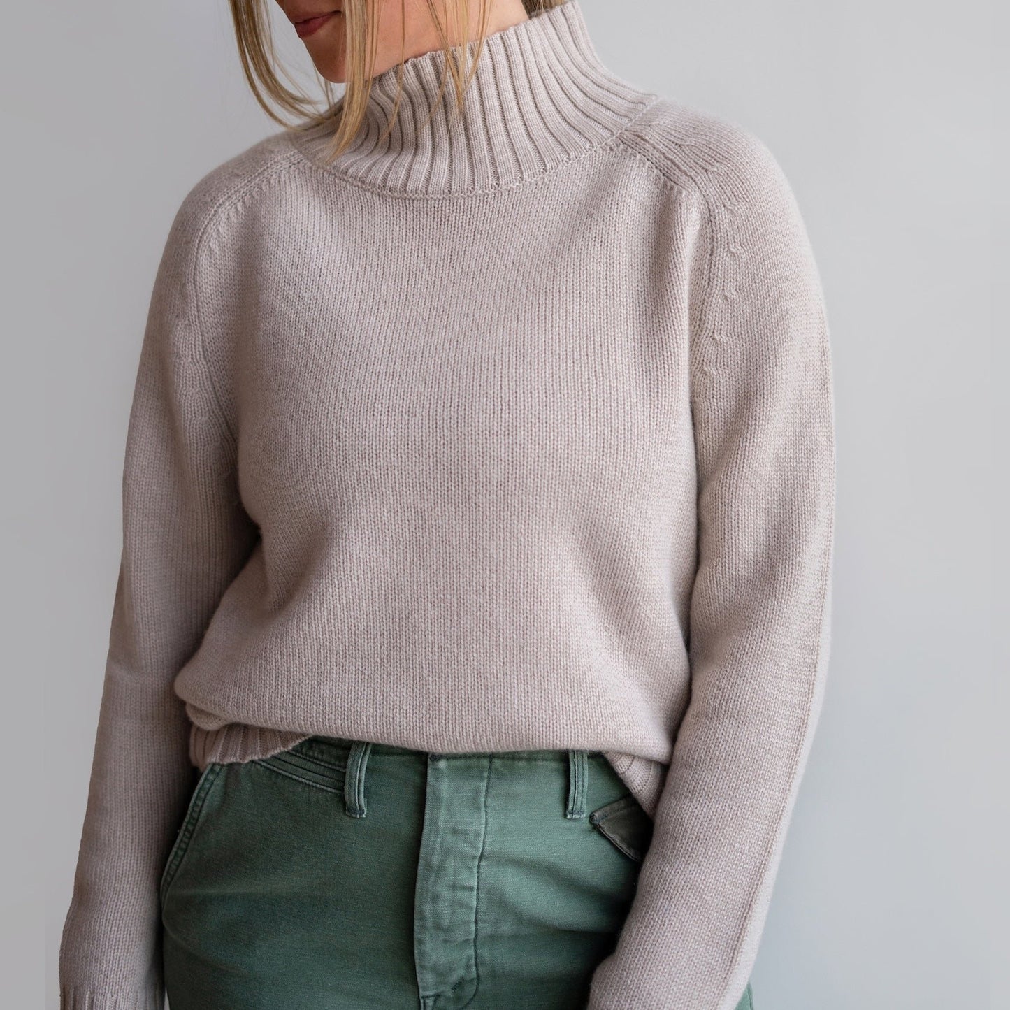 Rib Trim Cashmere Turtleneck in Sabbia