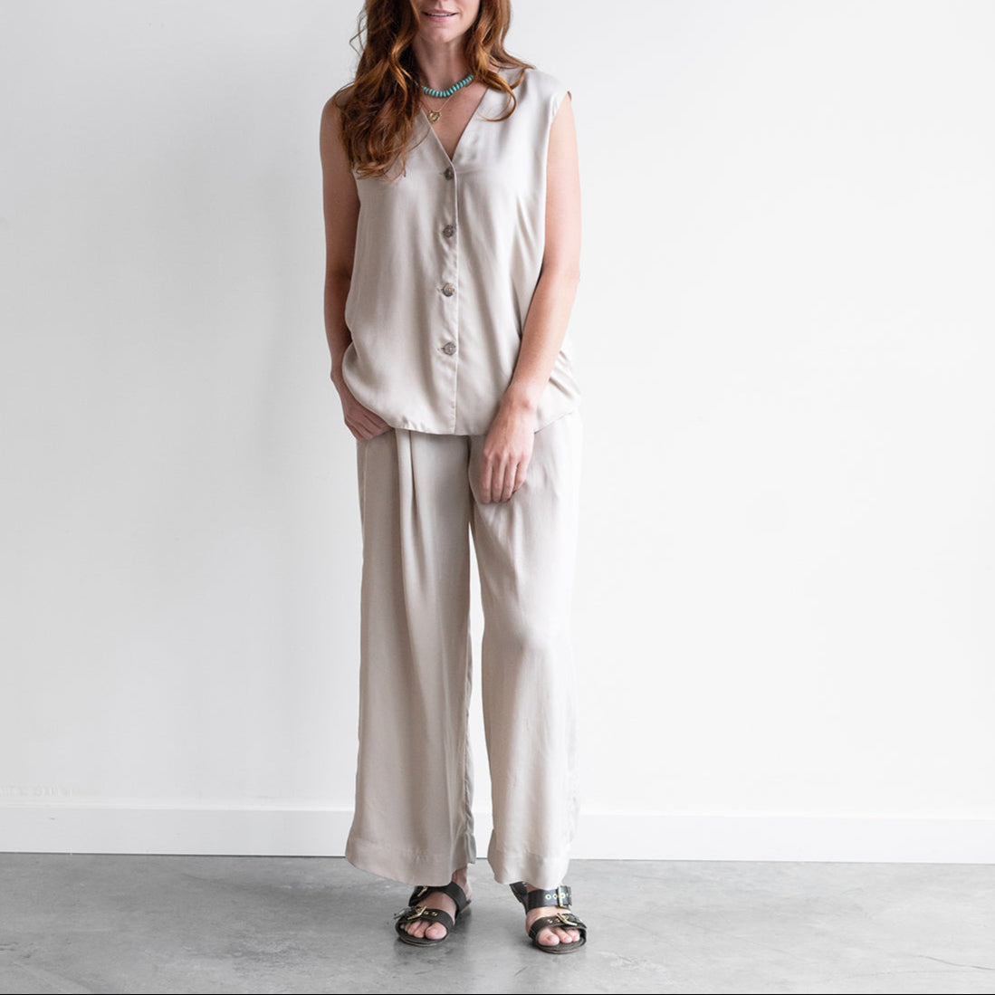 Sanded trouser in sisal with a relaxed fit, featuring a button-up top and stylish accessories, sustainably made in Peru.