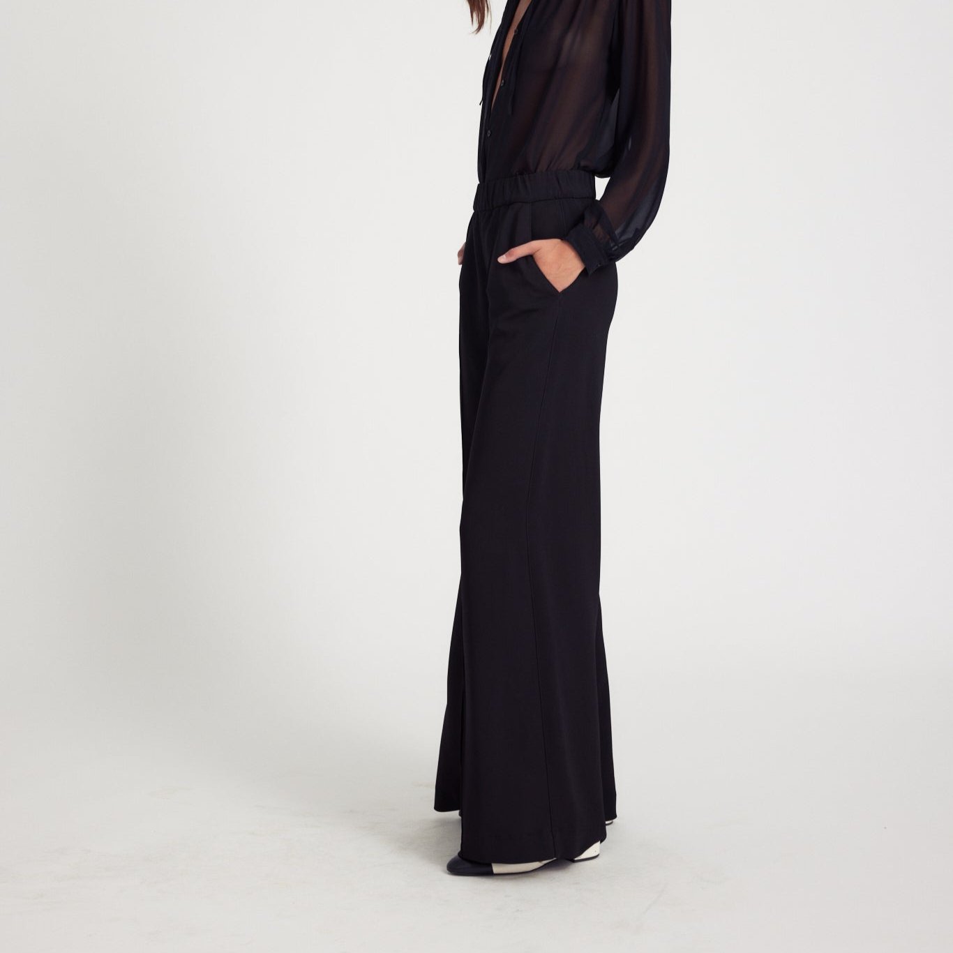 Wide Leg Pintuck Trouser in Black