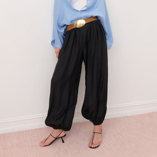 Jeanie Pant in Black