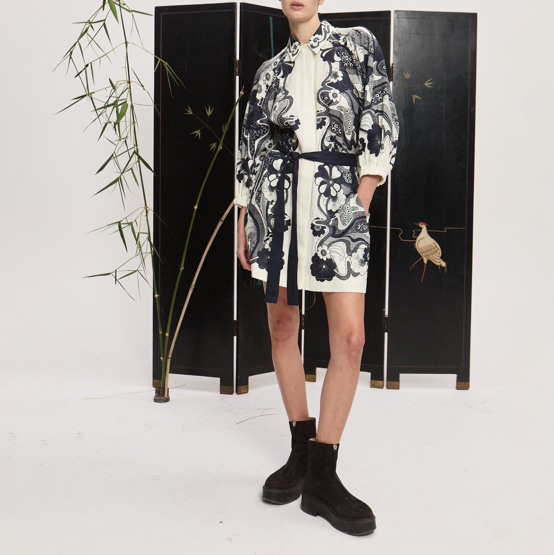 Shirt dress with a pointed stand collar, covered button placket, elastic cuffs and a tie belt Fabric: 100% linen US sizing listed 5136D