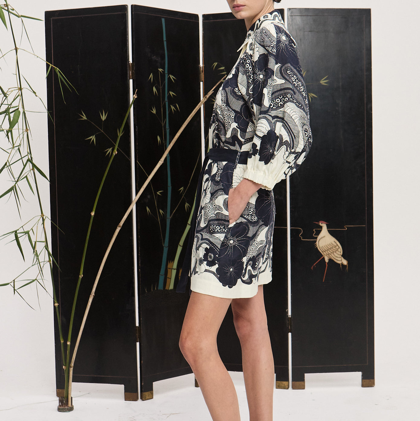 Shirt dress with a pointed stand collar, covered button placket, elastic cuffs and a tie belt Fabric: 100% linen US sizing listed 5136D