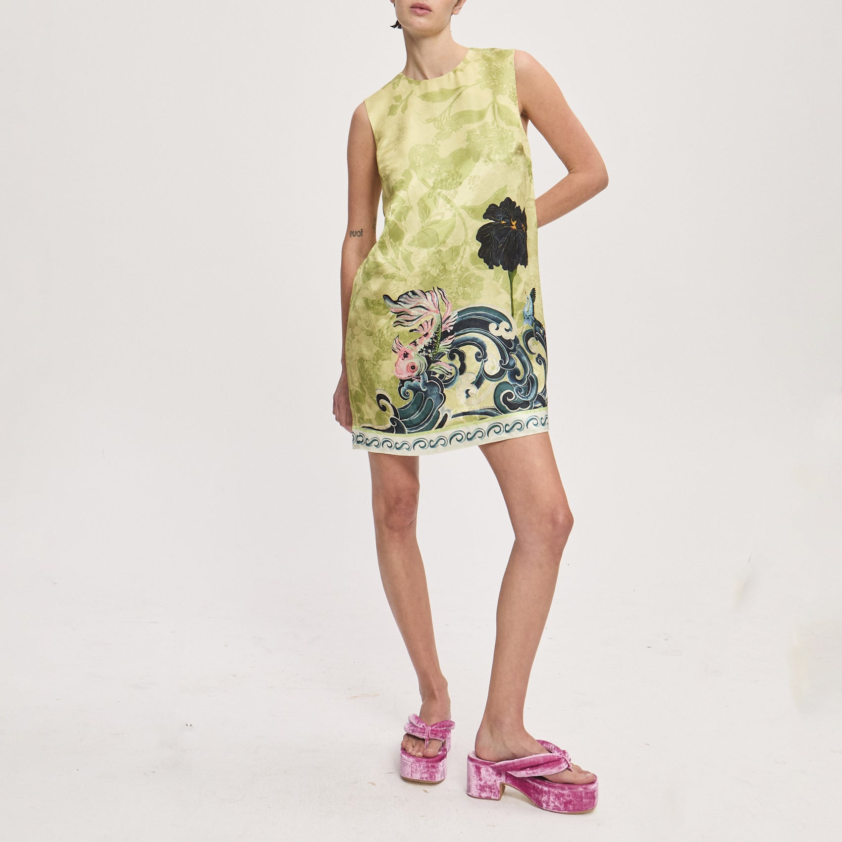 Crew neckline with a button closure at the back and a straight silhouette Fabric: 58% viscose, 42% silk Length: 36" . 5410D