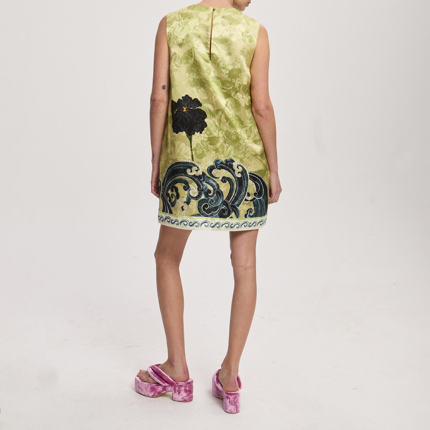 Crew neckline with a button closure at the back and a straight silhouette Fabric: 58% viscose, 42% silk Length: 36" . 5410D