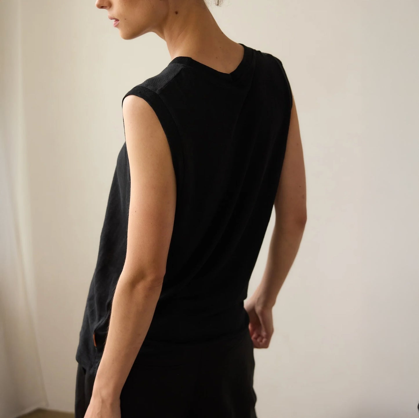 Linen Muscle Tee in Black