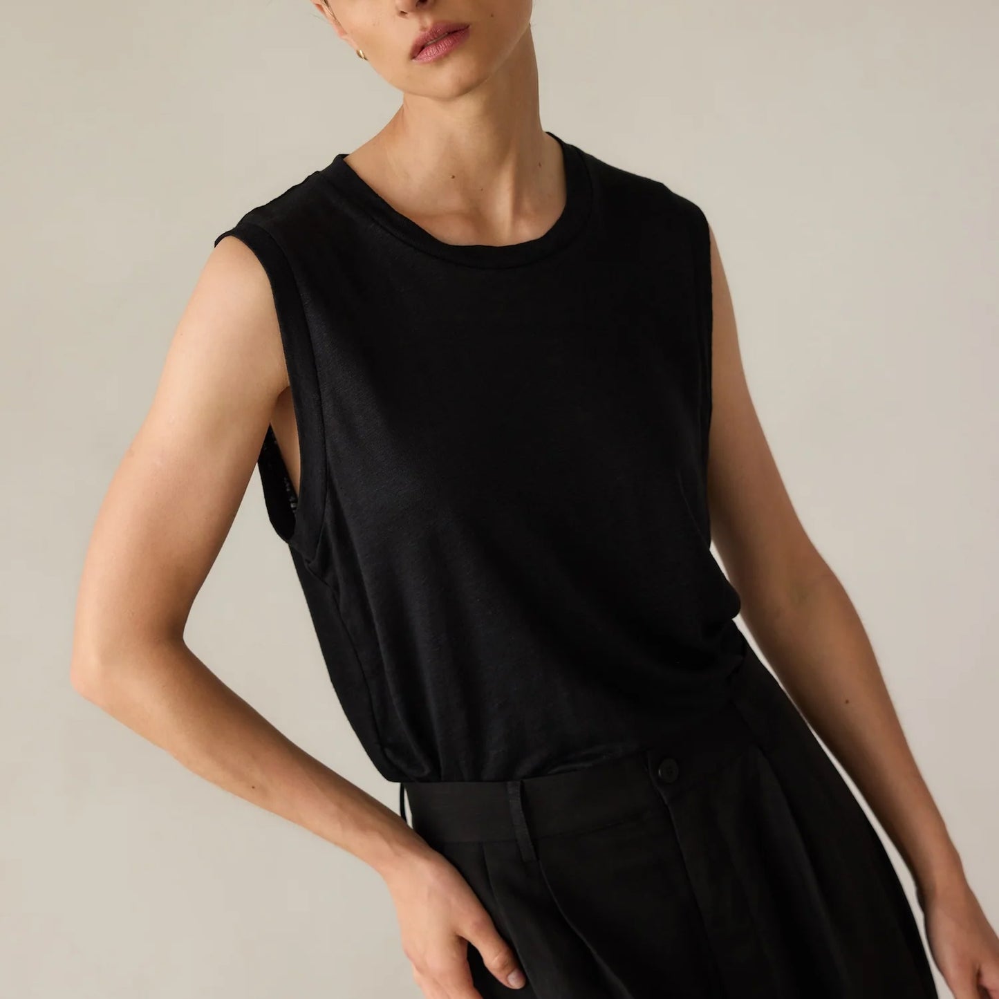 Linen Muscle Tee in Black