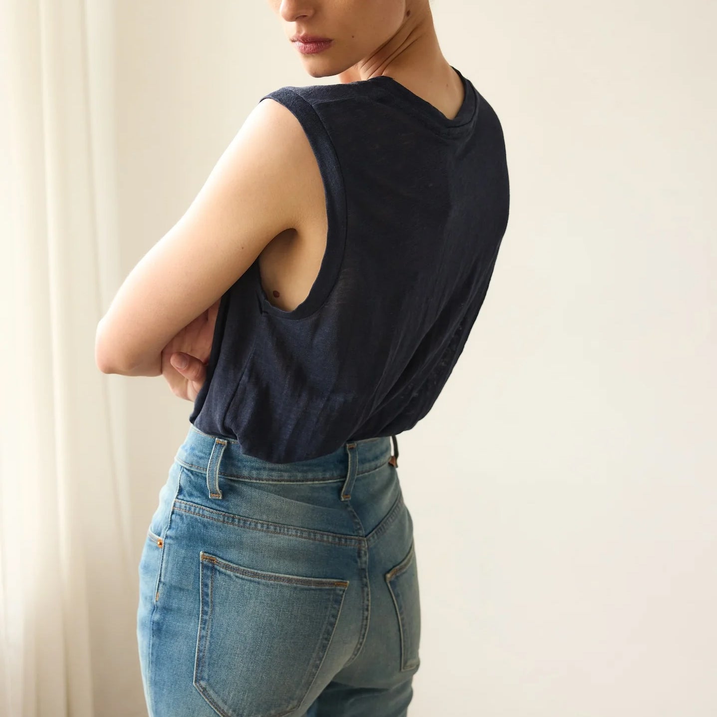 Linen Muscle Tee in Navy