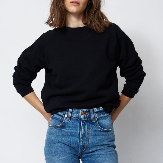 Baggy Crew Sweatshirt in Black worn with high-waisted jeans, showcasing a relaxed fit and comfortable style.