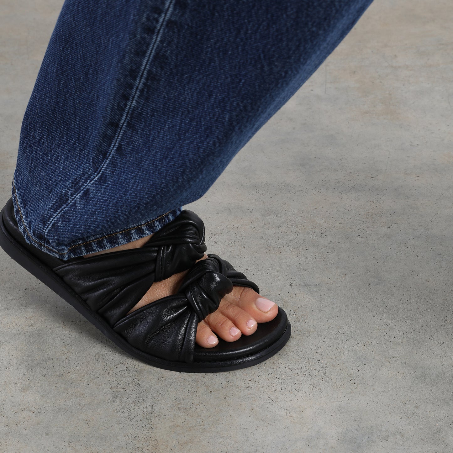 Tye Slide in Black Leather