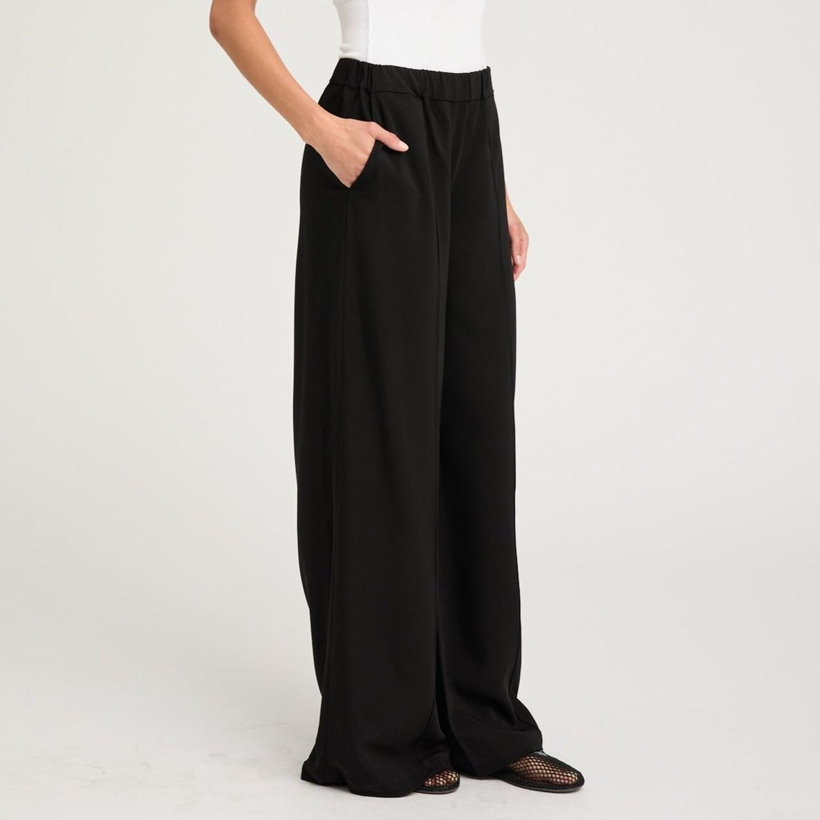 Wide Leg Pintuck Trouser in Black