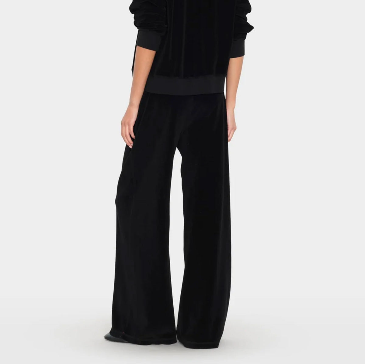 Manon Pant in Black