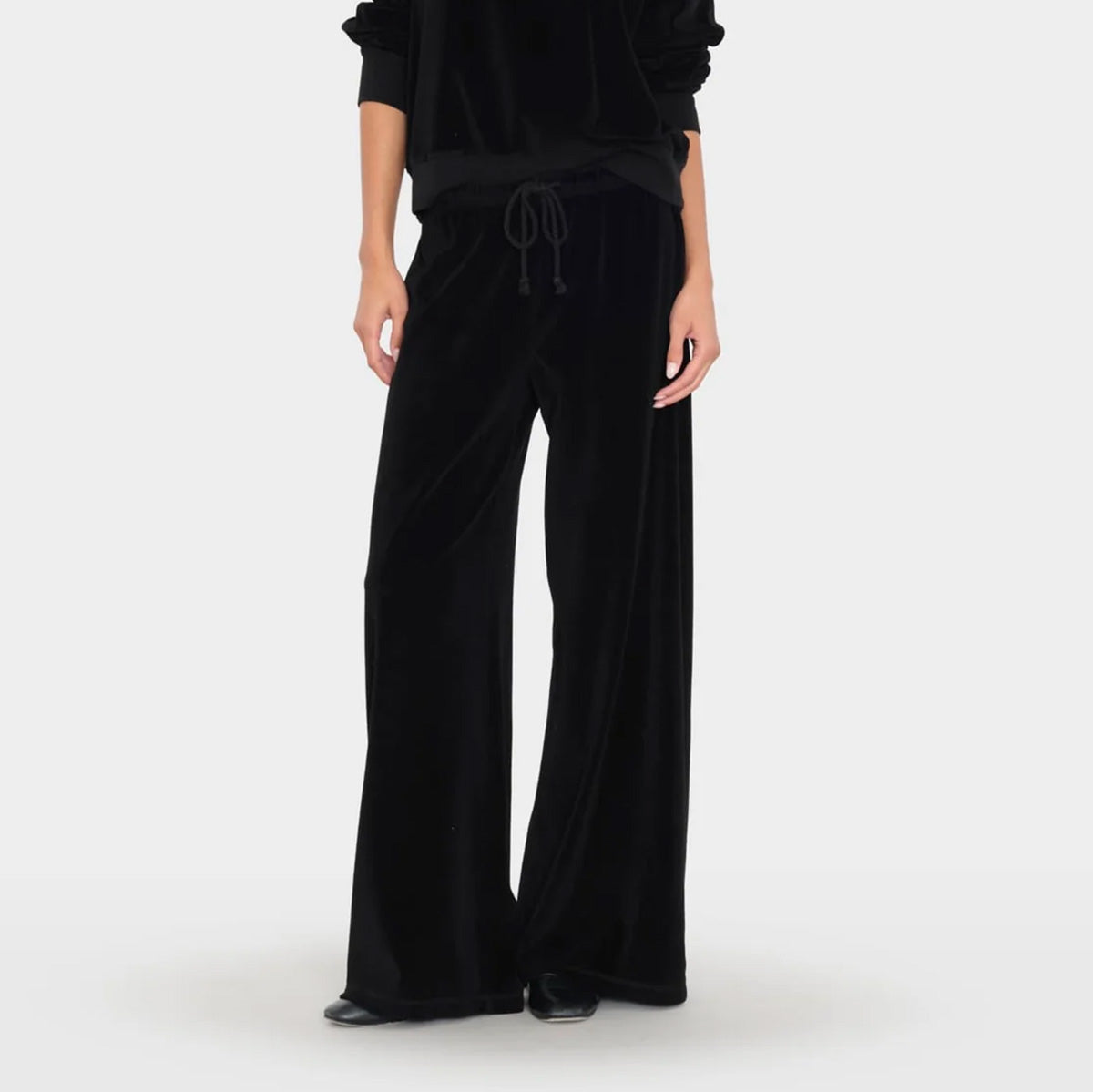 Manon Pant in Black