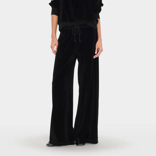 Manon Pant in Black