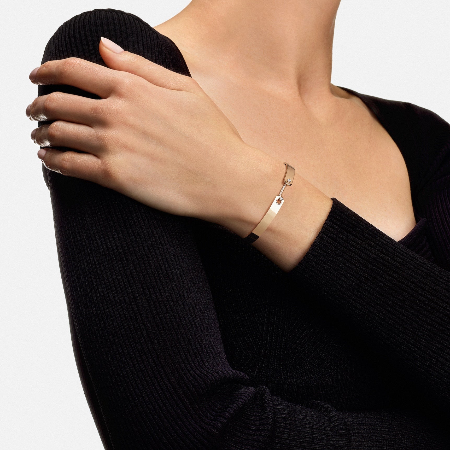 Business Meeting GM Bangle in Yellow Gold