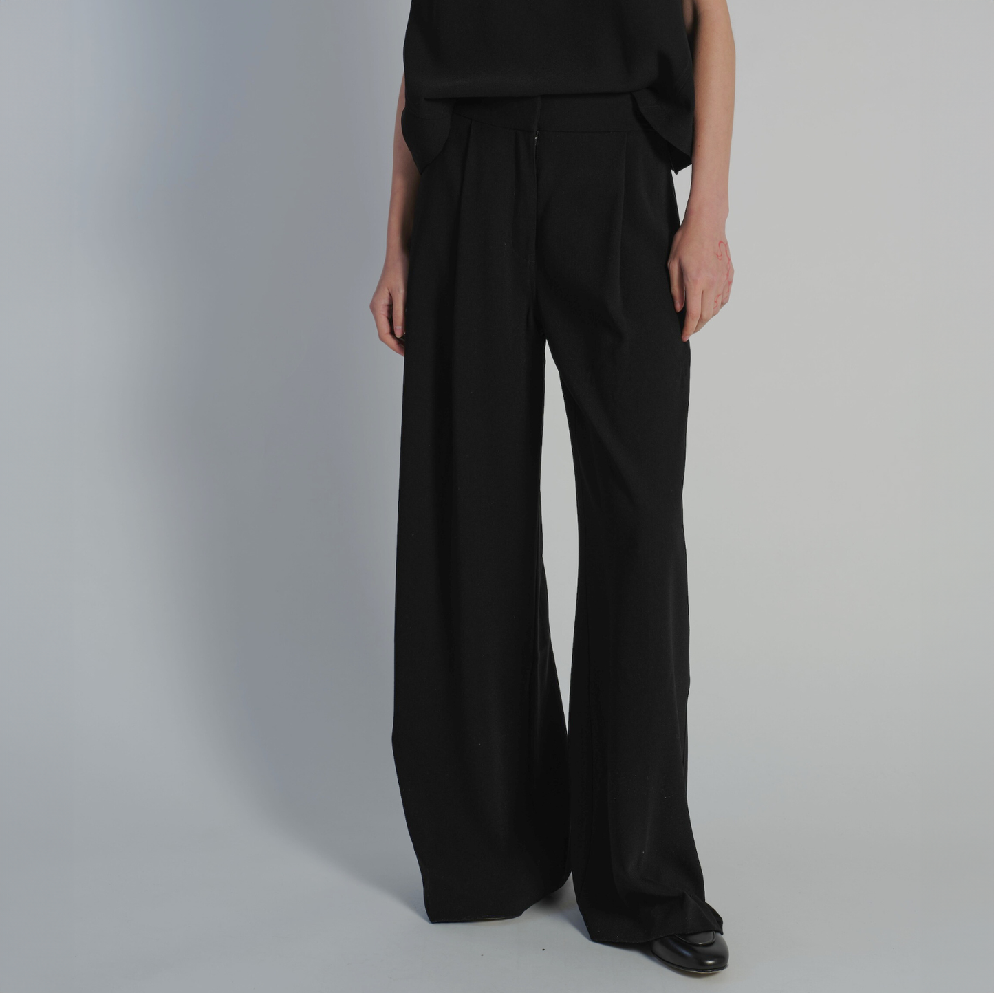 Neve Crepe Trouser in Black