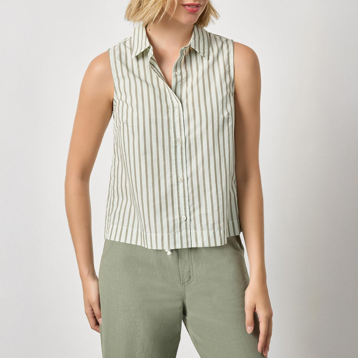 Sleeveless Shirt in Pool Stripe