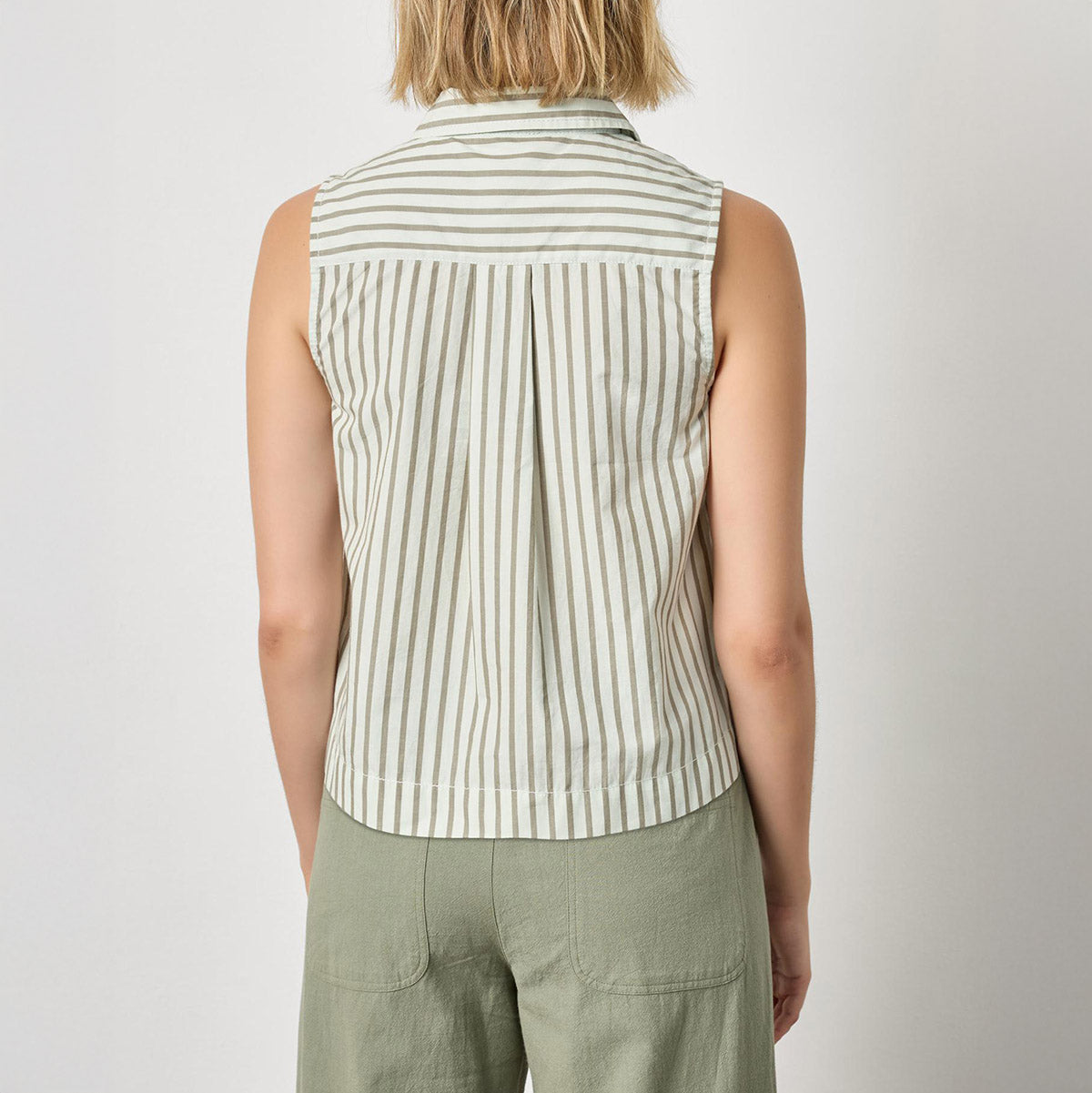 Sleeveless Shirt in Pool Stripe