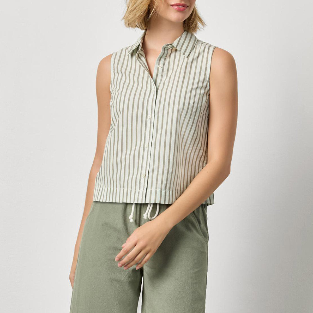 Sleeveless Shirt in Pool Stripe