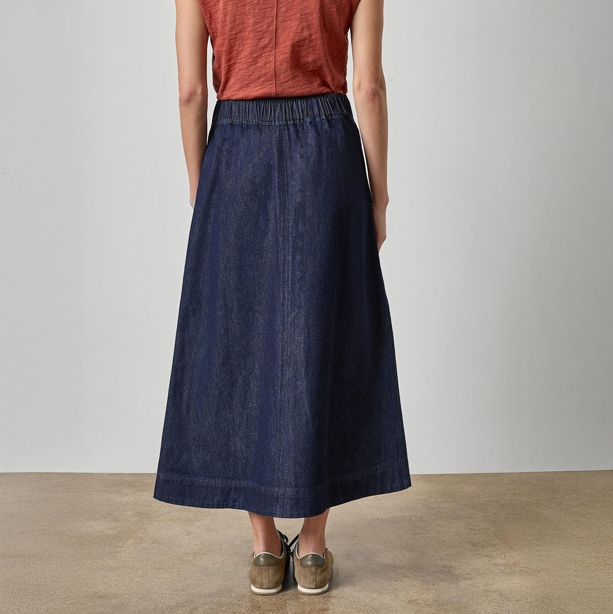 Pocket Front Skirt in Dark Wash Blue