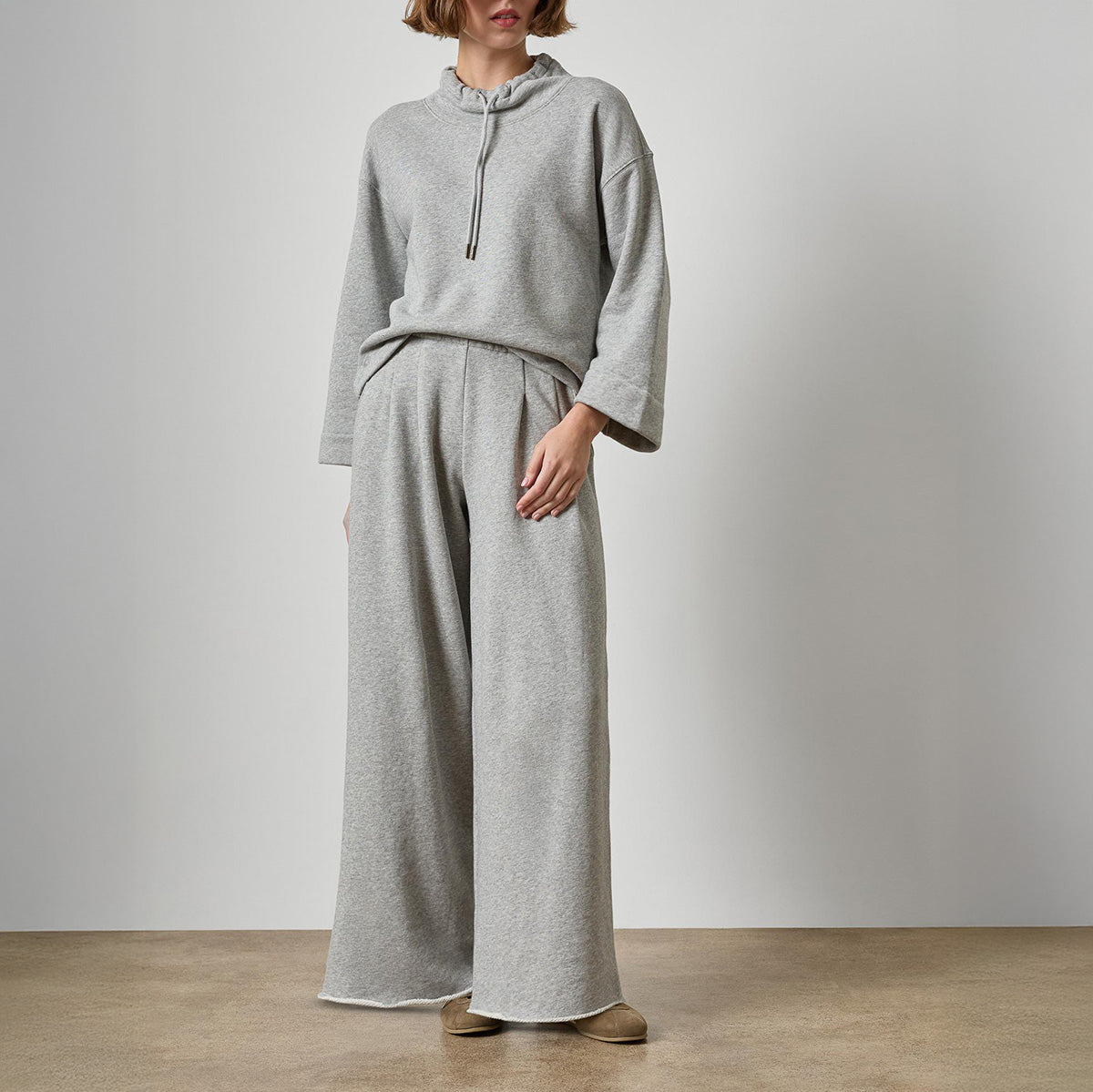 Easy Scrunch Neck in Heather Gray