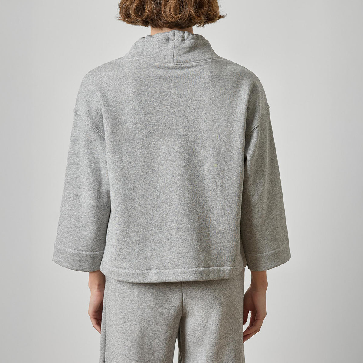 Easy Scrunch Neck in Heather Gray