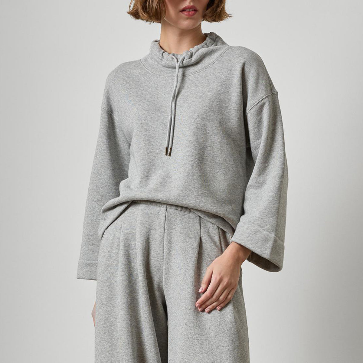 Easy Scrunch Neck in Heather Gray