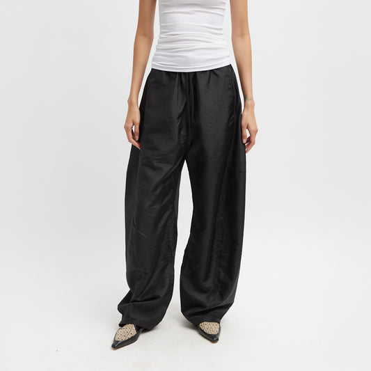 FUNDAMENTAL pull on pant with hem snaps Crispy nylon: 55% polyamide, 45% polyester Inseam: 26.75" Front rise: 15.5" (size M) Hips: 44.5" (size M) T000NN3345-BLK